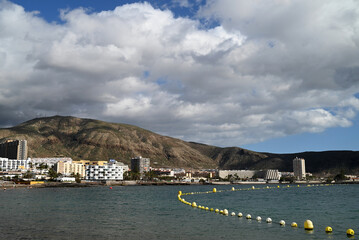 Littoral bordant l'oc&eacute;an Atlantique de la ville de Los Cristianos sur l'&icirc;le de Tenerife