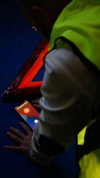 M&oacute;vil SOS emergencia con tri&aacute;ngulo, chaleco y baliza con sirena de polic&iacute;a y kit de aver&iacute;a por accidente