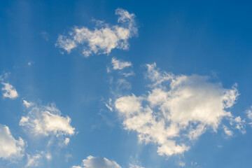 冬の寒い朝　澄んだ青空と朝日に輝く雲のクローズアップ02