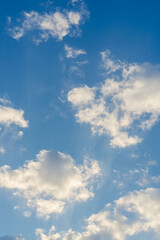 Obraz premium 冬の寒い朝 澄んだ青空と朝日に輝く雲のクローズアップ05