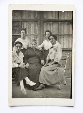 FOTO ANTICA CON DONNE IN POSA ALL'APERTO