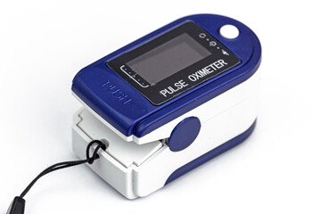 Obraz premium Close up of Finger in an Oximeter Device to measure oxygen saturation in blood and pulse rate. monitoring the state of lung damage in a pandemic.