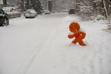 Obraz premium Schneefall in der Stadt - Schlid spielende Kinder im Schnee