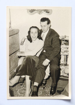 FOTOGRAFIA VINTAGE ANNI 50 CON COPPIA DI GIOVANI SEDUTA