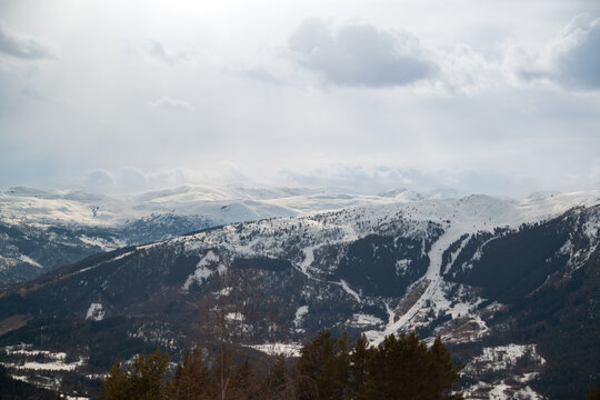 Verschneite Bergpanorama mit Birken bei Oldedalen