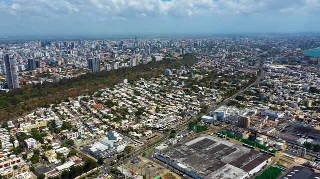 Escena a&eacute;rea de ciudad costera con recinto de eventos, SANTO DOMINGO, LA FERIA, MALEC&Oacute;N, PARQUE MIRADOR SUR, AV. INDEPENDENCIA