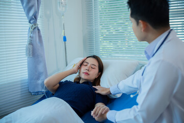 Obraz premium Physicians consult with patients in the ward, explaining the diagnosis and treatment, providing compassionate care, support, therapy, and monitoring their recovery progress.