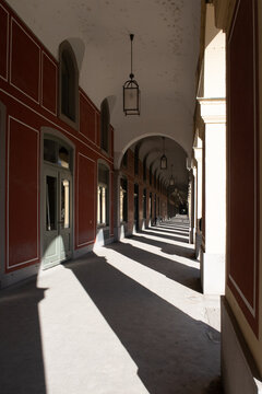 Hofgarten Arkaden Durchgang in M&uuml;nchen mit Schatten  - 5