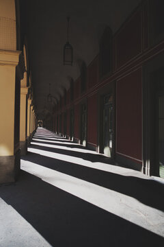 Hofgarten Arkaden Durchgang in M&uuml;nchen mit Schatten  - 1