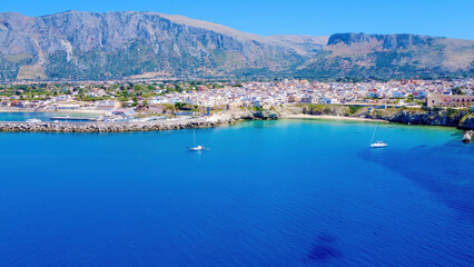 Obraz premium View of a Coastal Town by the Sea With Boats in the Water and Mountains in the Background on a Clear Sunny Day