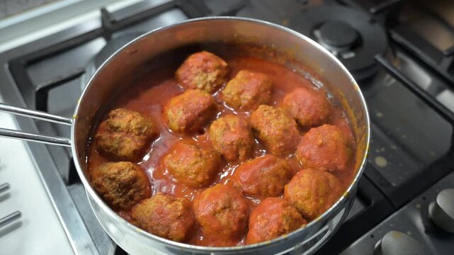 Meatballs in tomato sauce are one of those dishes that need no introduction: you recognize them immediately by their aroma, the slow cooking, and the sauce that invites you to mop up the sauce.