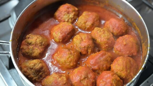 Meatballs in tomato sauce are one of those dishes that need no introduction: you recognize them immediately by their aroma, the slow cooking, and the sauce that invites you to mop up the sauce.