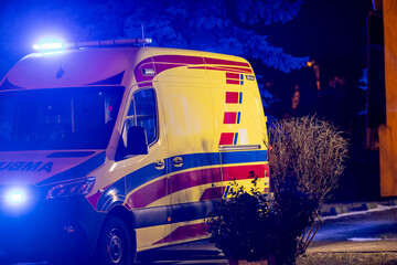 Karetka ratunkowa w nocy przy bloku na osiedlu © FotoDax