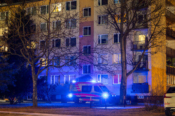 Karetka ratunkowa w nocy przy bloku na osiedlu © FotoDax