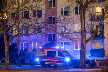 Karetka ratunkowa w nocy przy bloku na osiedlu © FotoDax