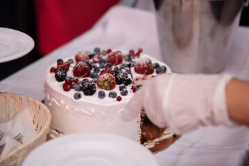 Krojenie tortu owocowego © Katarzyna