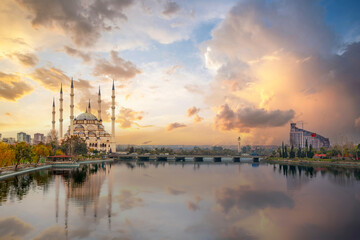 Obraz premium Sabanci Mosque view around Seyhan River in Adana. Adana is the biggest city of Cukurova Region in the Turkey.