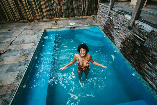 Chica en la piscina de un hotel en Jarabacoa disfrutando de vacaciones