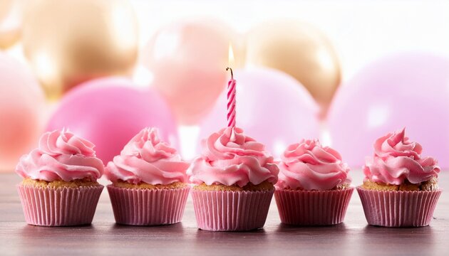 Cupcakes Rosa Con Candelina Di Compleanno Accesa