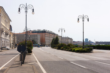 Włochy, ulica w Trieście latem z widocznym w tle Teatro Lirico