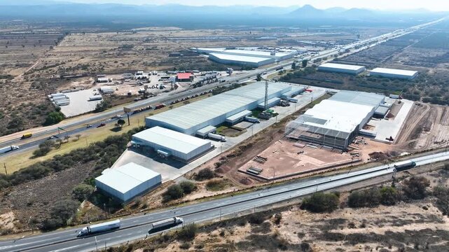  Construcci&oacute;n vista a&eacute;rea de nave industrial con techo de l&aacute;mina en parque industrial