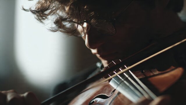 Violinist playing the violin close up