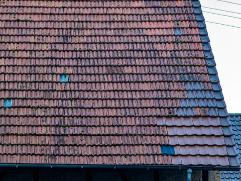 Erneuerte Ziegel auf einem alten Dach