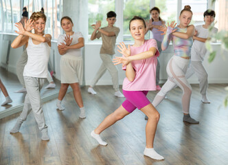 Obraz premium Group of teenagers learn to dance hip-hop and other modern dances in a spacious dance studio