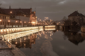 Wrocław; ulica Grodzka zimową, wieczorną porą