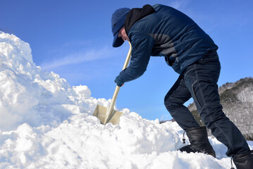 豪雪地帯で田舎暮らししている老人が除雪