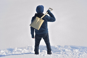 豪雪地帯で田舎暮らししている老人が除雪