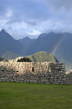 Doble arco&iacute;ris en la ciudadela de Machupichu, una tarde lluviosa donde el doble arco&iacute;ris se mostro con el Huaynapichu de fondo. 