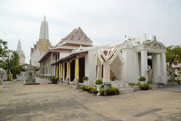 Wat Phichaya Yatikaram features a blend of Thai and Chinese architectural styles. The main chapel resembles a Chinese pavilion, lacking finials and decorative eaves, and is adorned with Chinese-style.