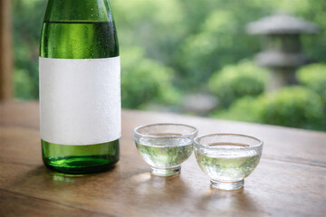 ラベルなし日本酒ボトルとお猪口の和風モックアップ素材