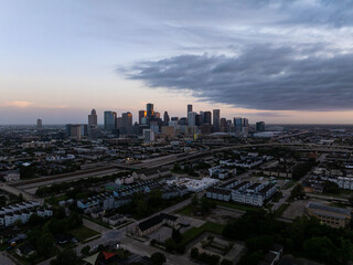 Obraz premium Captivating Houston skyline set against a stunning twilight cloudscape with warm tones, highlighting the city's dynamic urban landscape and contemporary infrastructure