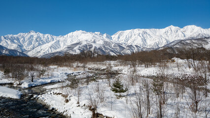 快晴の空に映える北アルプスの雪景色と山岳風景