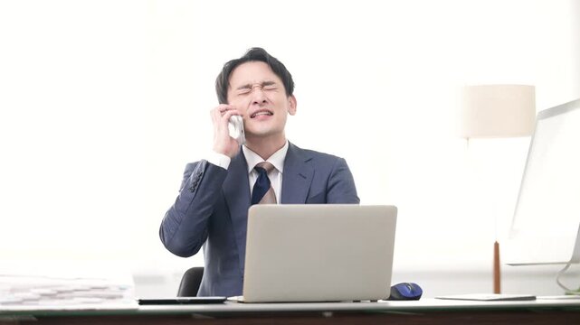 社長や経営者の悩む困る、忙しい慌てるスーツを着た男性が月末の売掛を回収の督促をする「振込みお願いしますよ～」動画