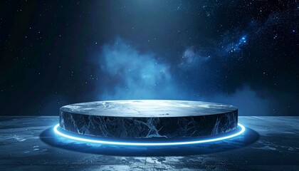 青いネオンが輝く黒大理石の円形ステージ、星雲が漂う宇宙空間のプロダクト背景