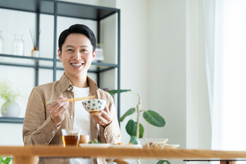 朝食を食べるミドルの男性
