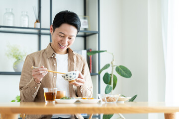 朝食を食べるミドルの男性