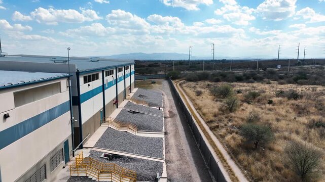 Sistemas industriales en operaci&oacute;n: ventilaci&oacute;n, ducter&iacute;a, almacenamiento de agua y amoniaco, climatizaci&oacute;n de &aacute;reas productivas y control de alarmas.