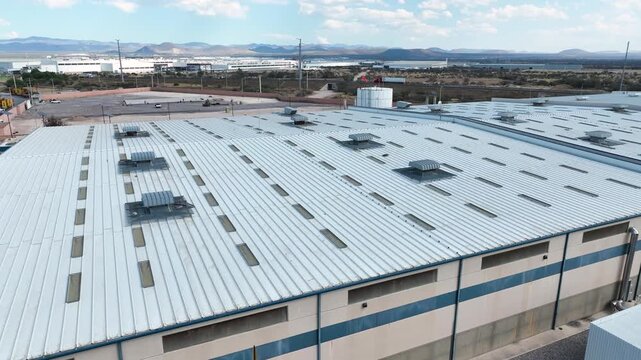 Sistemas industriales en operaci&oacute;n: ventilaci&oacute;n, ducter&iacute;a, almacenamiento de agua y amoniaco, climatizaci&oacute;n de &aacute;reas productivas y control de alarmas.