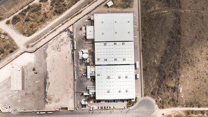 Obraz premium Vista aerea toma cenital con drone de nave industrial 