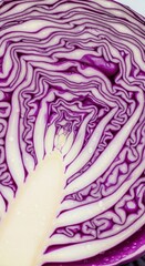 Obraz premium Sliced purple vegetable reveals intricate concentric patterns and tiny moisture droplets