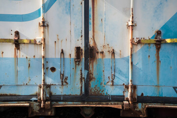 古びた青いコンテナ