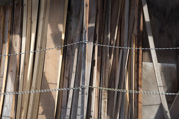 立て掛けられた材料