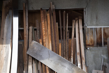 立て掛けられた材料