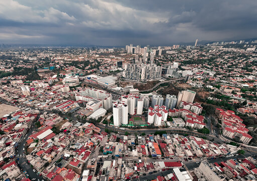 Zona de departamentos residencial exclusiva alrededor de barrio pobre imagen de desigualdad economica en interlomas huixquilucan estado de M&eacute;xico 