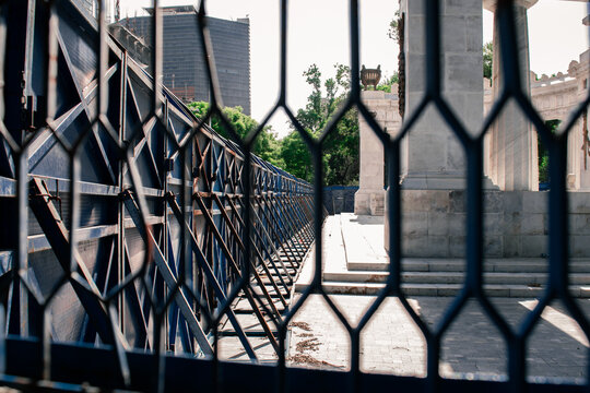 Vallas de proteccion para proteger monumento de hemiciclo a benito juarez durante protestas en la ciudad de M&eacute;xico 