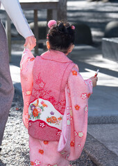 七五三のお祝いで着物を着た女の子の後ろ姿